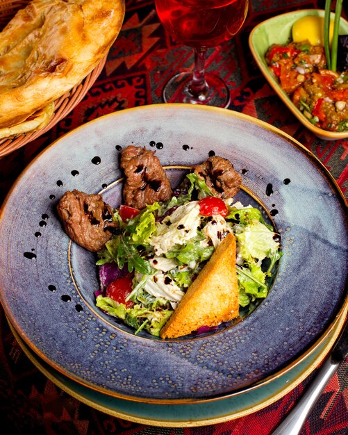 Salada de carne em cima da mesa