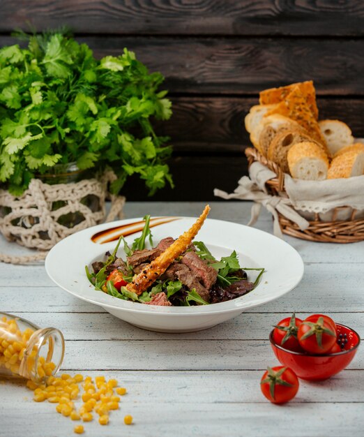 Salada de carne em cima da mesa