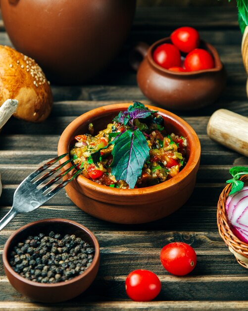 Salada de caviar de berinjela coberta com ervas