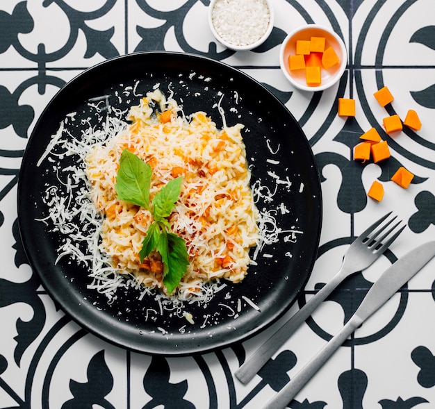 Foto grátis salada de cenoura com queijo por cima