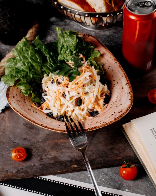 Salada de cenoura em cima da mesa