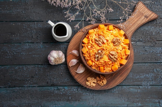 Salada de cenoura fresca com alho e nozes em azul-escuro Salada de cenoura fresca com porca de mesa dieta saudável salada de vegetais