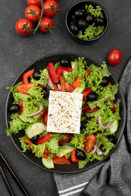 Salada de cima com queijo feta, tomate e azeitonas