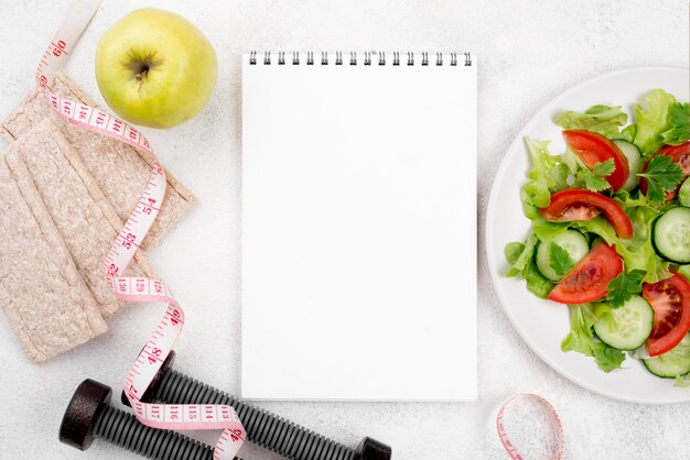 Salada de cima e caderno