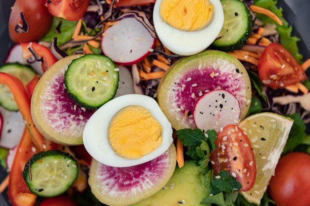 Salada de closeup de legumes frescos e ovos