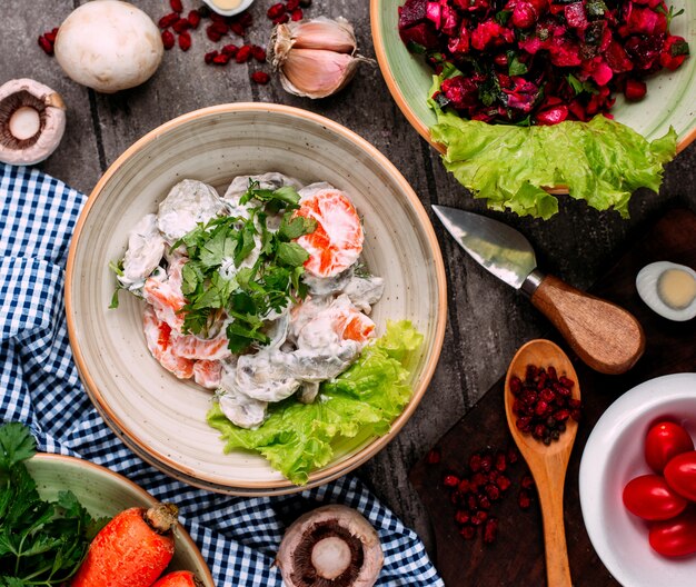 Salada de cogumelos com cenoura e maionese vista superior em cima da mesa