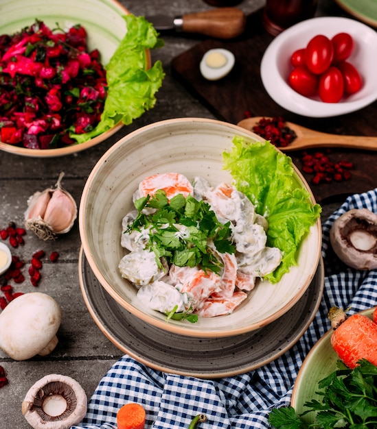 Salada de cogumelos com cenoura e maionese vista superior em cima da mesa