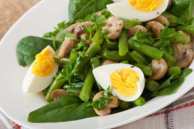 Salada de cogumelos com feijão verde e ovos