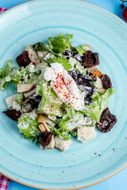 Salada de ervas coberta com creme de leite