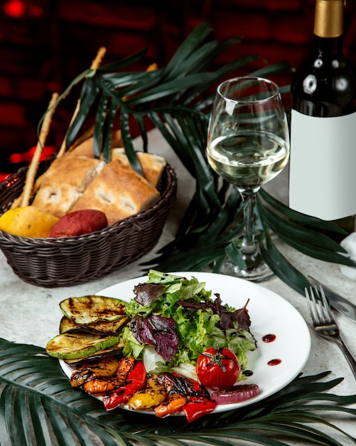 Salada de ervas com legumes fritos