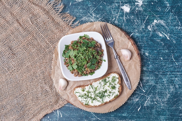 Salada de ervas com torrada.