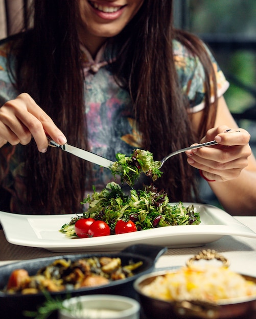 Foto grátis salada de feijão vermelho com tomate e alface