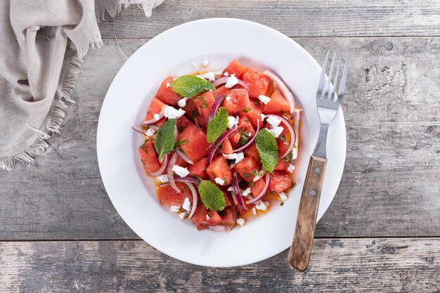 Salada de feta de melancia fresca com hortelã e cebola vermelha