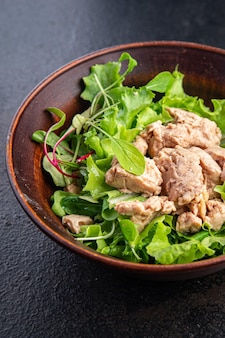 Salada de fígado de bacalhau com frutos do mar lanche na mesa cópia espaço fundo de alimentos