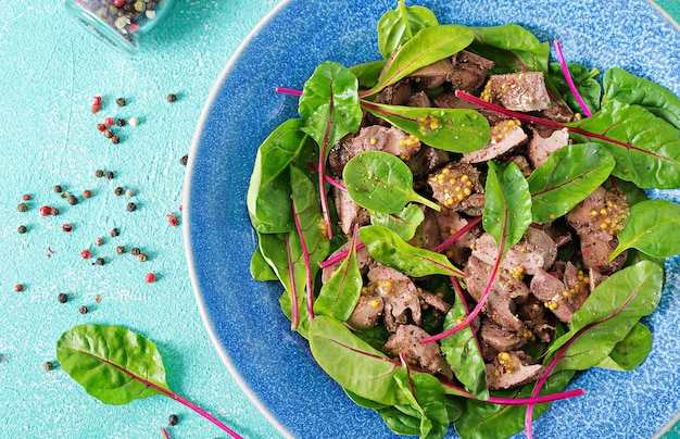 Salada de fígado de galinha e folhas de espinafre e acelga. vista plana leiga