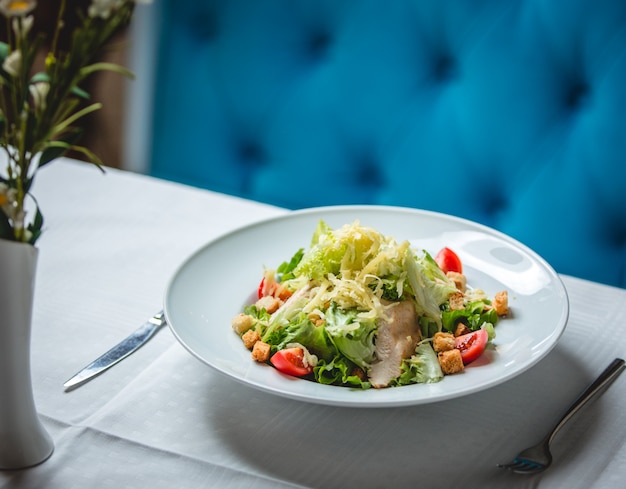 salada de frango caesar em cima da mesa