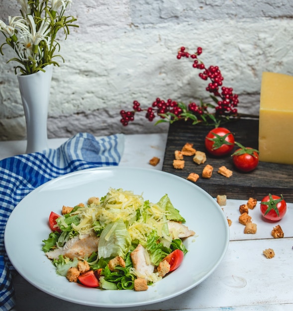 salada de frango caesar em cima da mesa