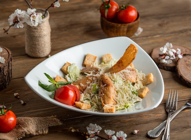 salada de frango caesar em cima da mesa