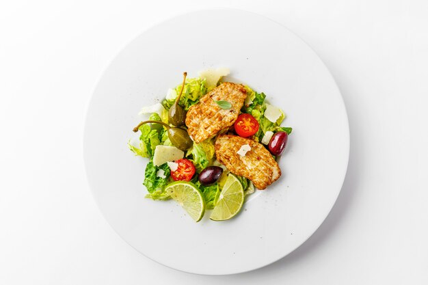 Salada de frango com legumes e azeitonas