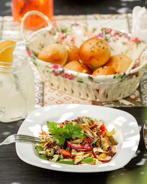 salada de frango com legumes em cima da mesa