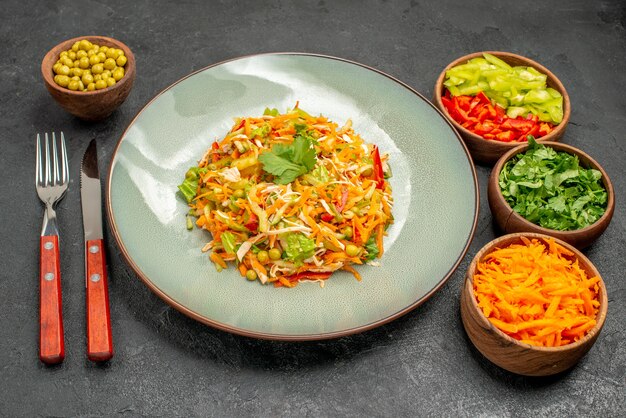 Salada de frango com vegetais de vista frontal com verduras na mesa cinza dieta alimentar salada de saúde