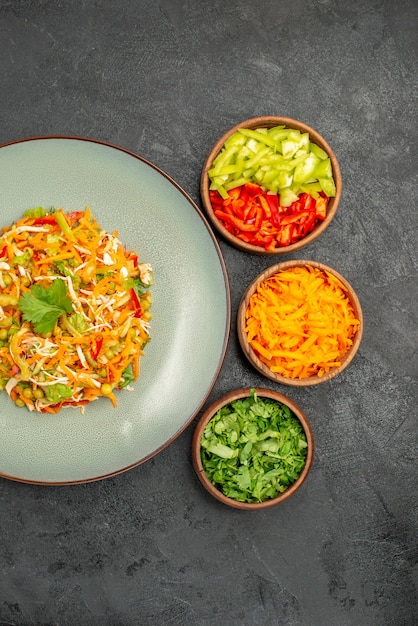 Salada de frango com vegetais de vista superior e verduras na dieta alimentar saudável salada cinza