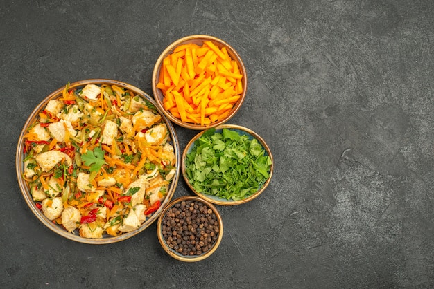 Salada de frango com verduras e legumes na mesa escura salada de dieta saudável