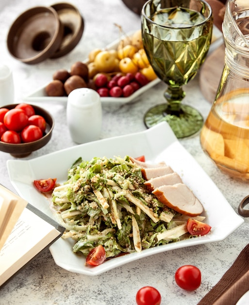 Salada de frango defumado com alface, tomate cereja, nozes e queijo