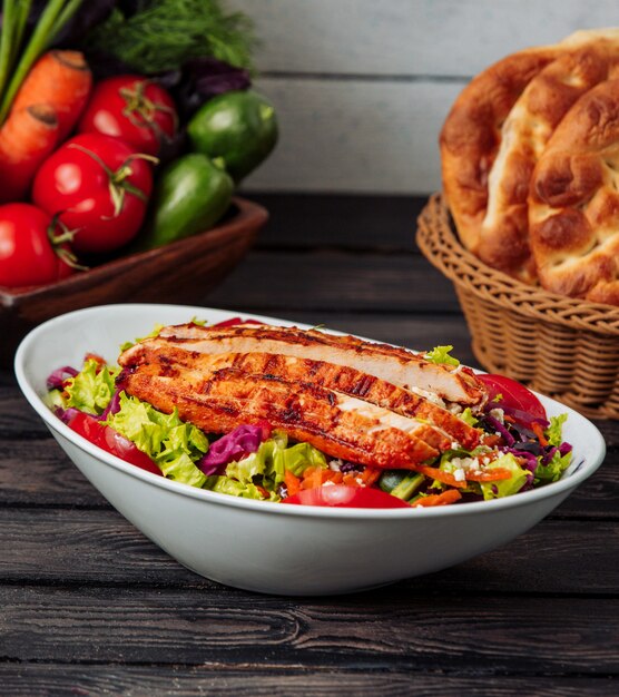 Salada de frango em cima da mesa