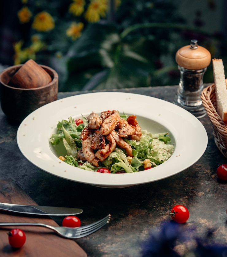 Foto grátis salada de frango frito no prato