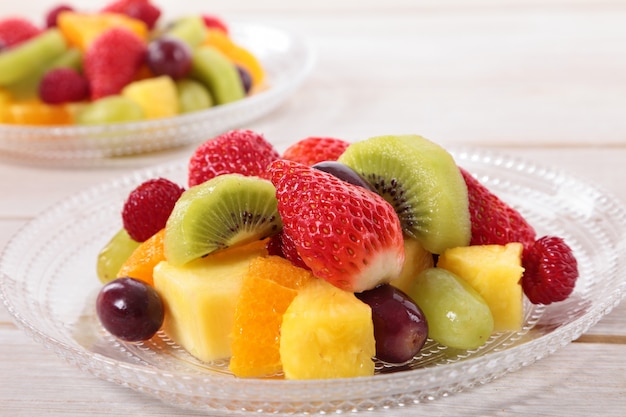 Foto grátis salada de fruta com frutas frescas mistas