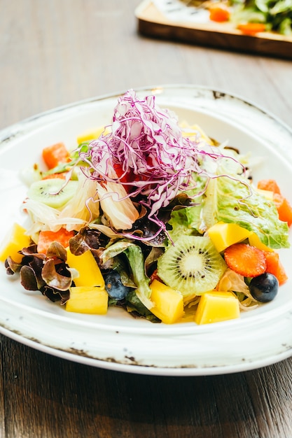 Foto grátis salada de frutas com vegetais no prato