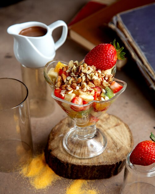 Salada de frutas decorada com amêndoa e nozes