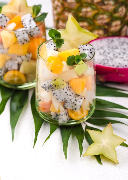 Salada de frutas deliciosas em copos