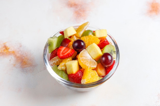 Salada de frutas frescas e frutas vermelhas