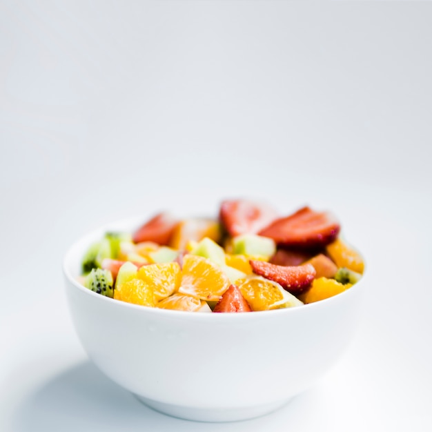 Foto grátis salada de frutas na tigela