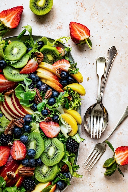 Foto grátis salada de frutas saudável com vegetais e nozes