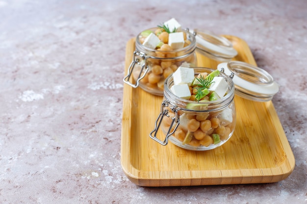 Foto grátis salada de grão de bico deliciosa com abacate e queijo feta, vista superior