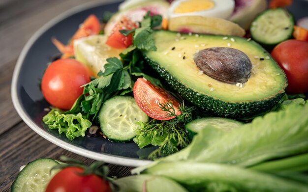 Salada de legumes closeup com abacate e ovos