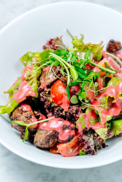 Salada de legumes coberta com ervas e molho