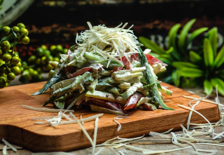 Foto grátis salada de legumes coberta com queijo 1