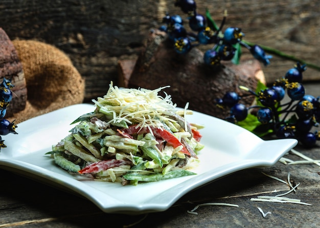 Salada de legumes coberta com queijo