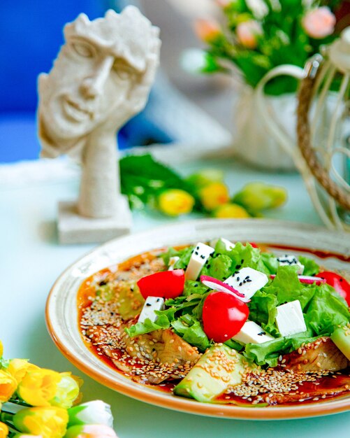 Salada de legumes coberta com sementes de gergelim