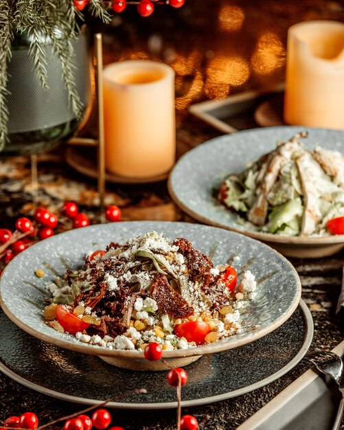 Salada de legumes com alface e nozes de milho