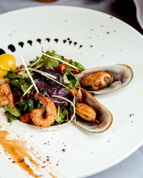 Salada de legumes com camarão frito