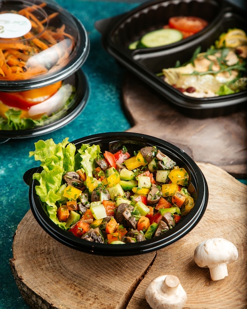 Foto grátis salada de legumes com cogumelos em uma placa com cogumelos