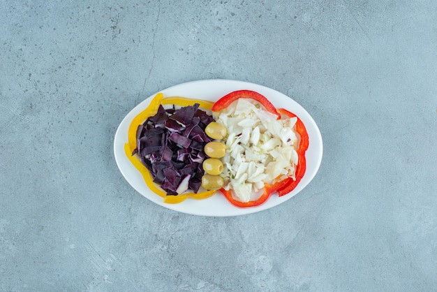 Salada de legumes com couve-flor picada e picada, couve e outros ingredientes.