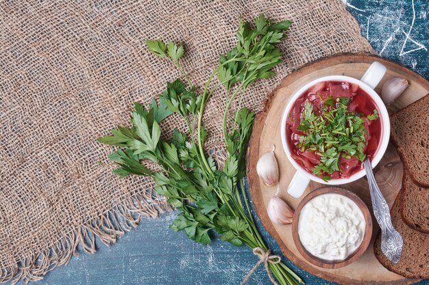 Salada de legumes com ervas e especiarias servida com iogurte e pão preto.