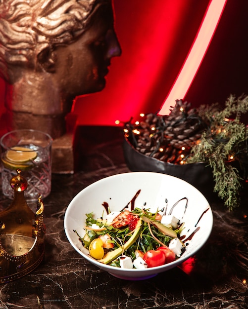 Foto grátis salada de legumes com ervas e queijo