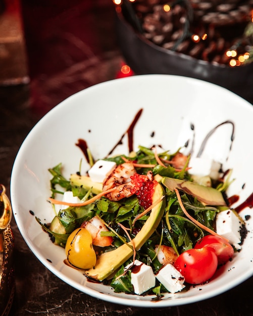 Salada de legumes com frutos do mar